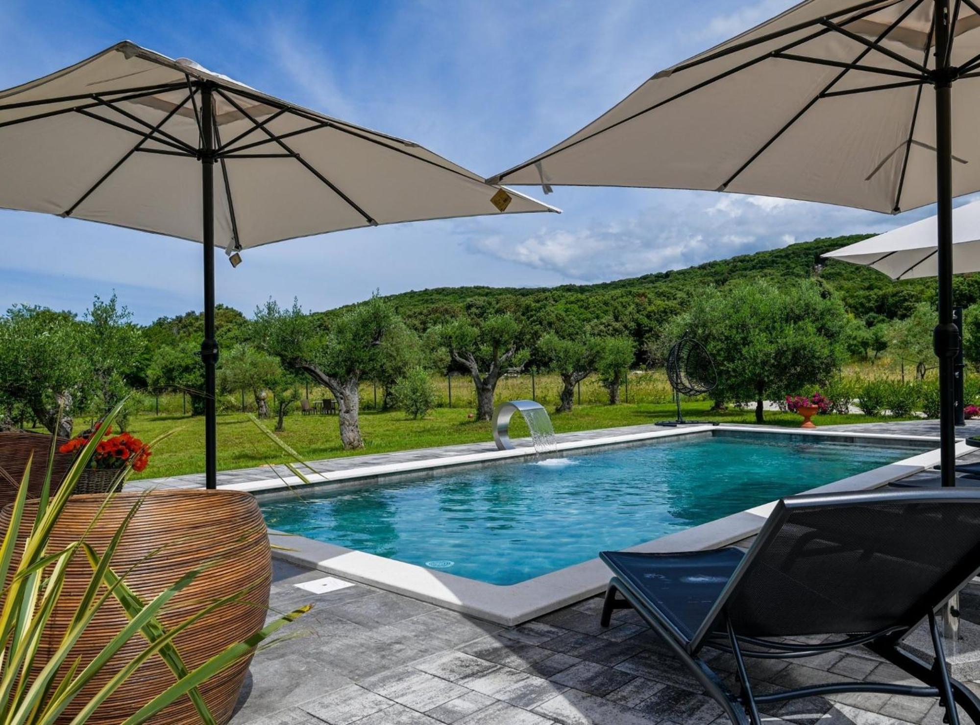 Vila Radiant And Secluded With Pool