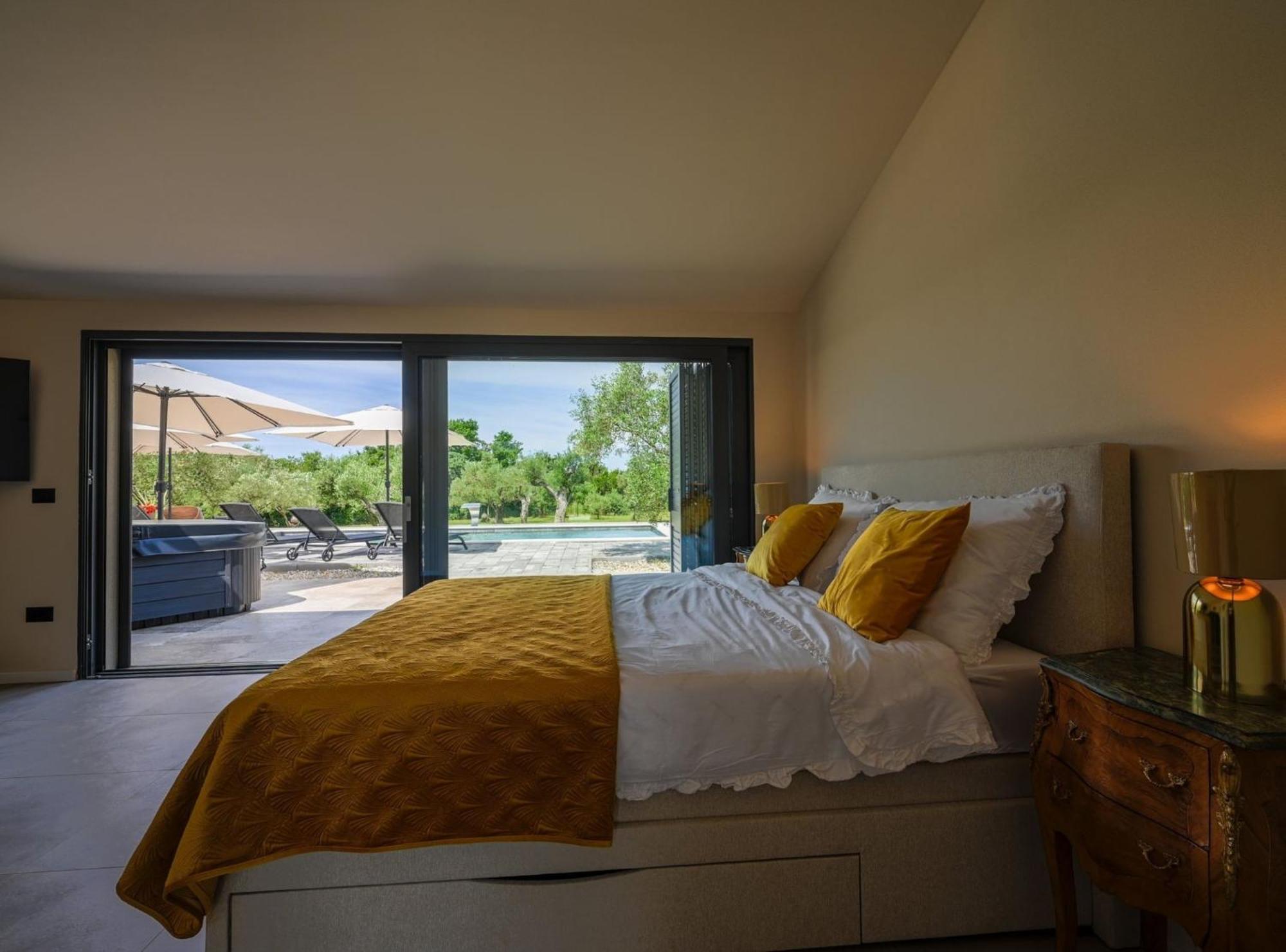Radiant And Secluded With Pool Vila *